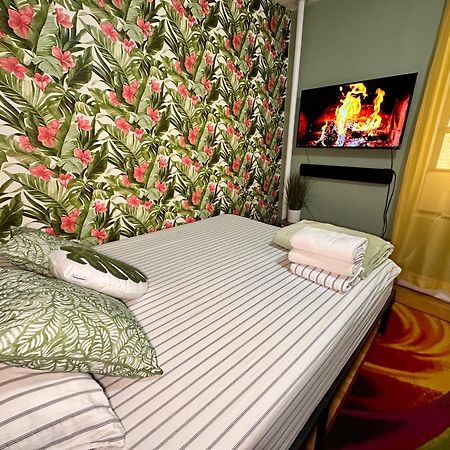 Tropical Comfort Room In Harlem Cozy Stay With Snacks & Style New York Exterior foto